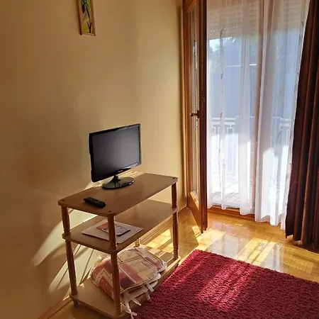Pinter Apartment